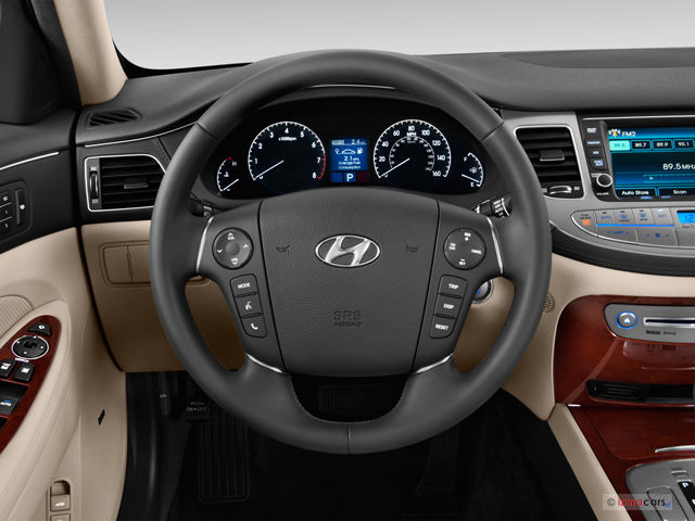2013_hyundai_genesis_steeringwheel
